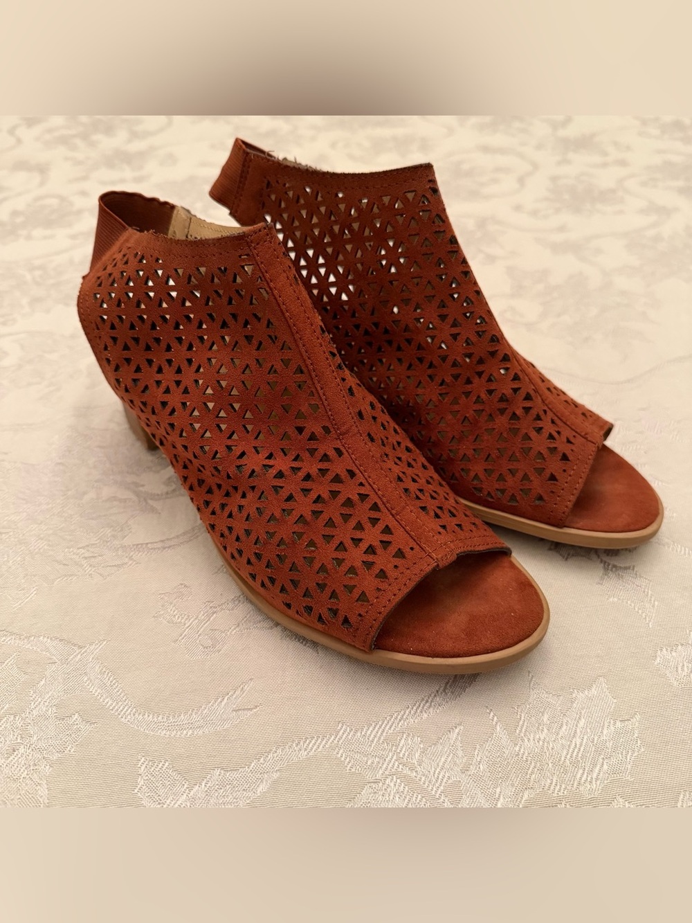 American Eagle Women’s Heeled Sandals Perforated Triangles Rusty Brown Size 9